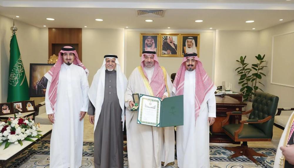 تكريم مواطن في نجران لتبرعه لوالده بإحدى كليتيه