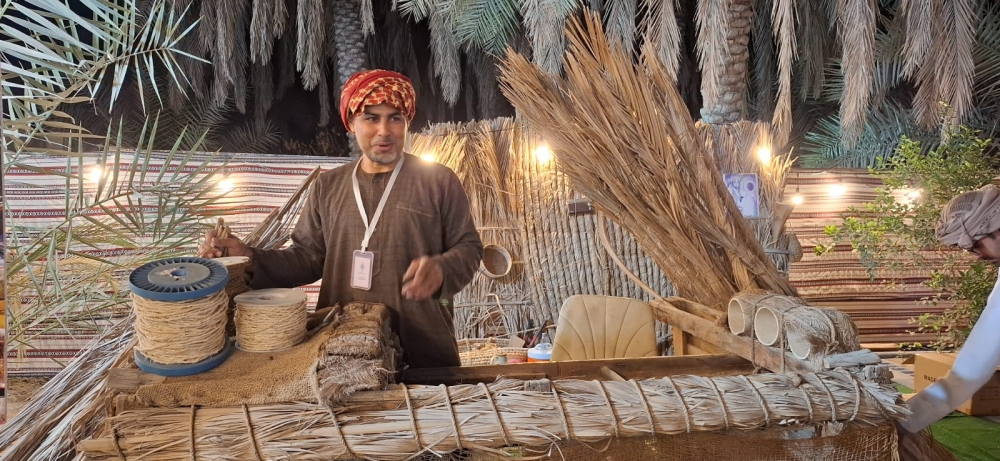 حرفي يطور صناعة العرشان والمظلات الشعبية بالأحساء