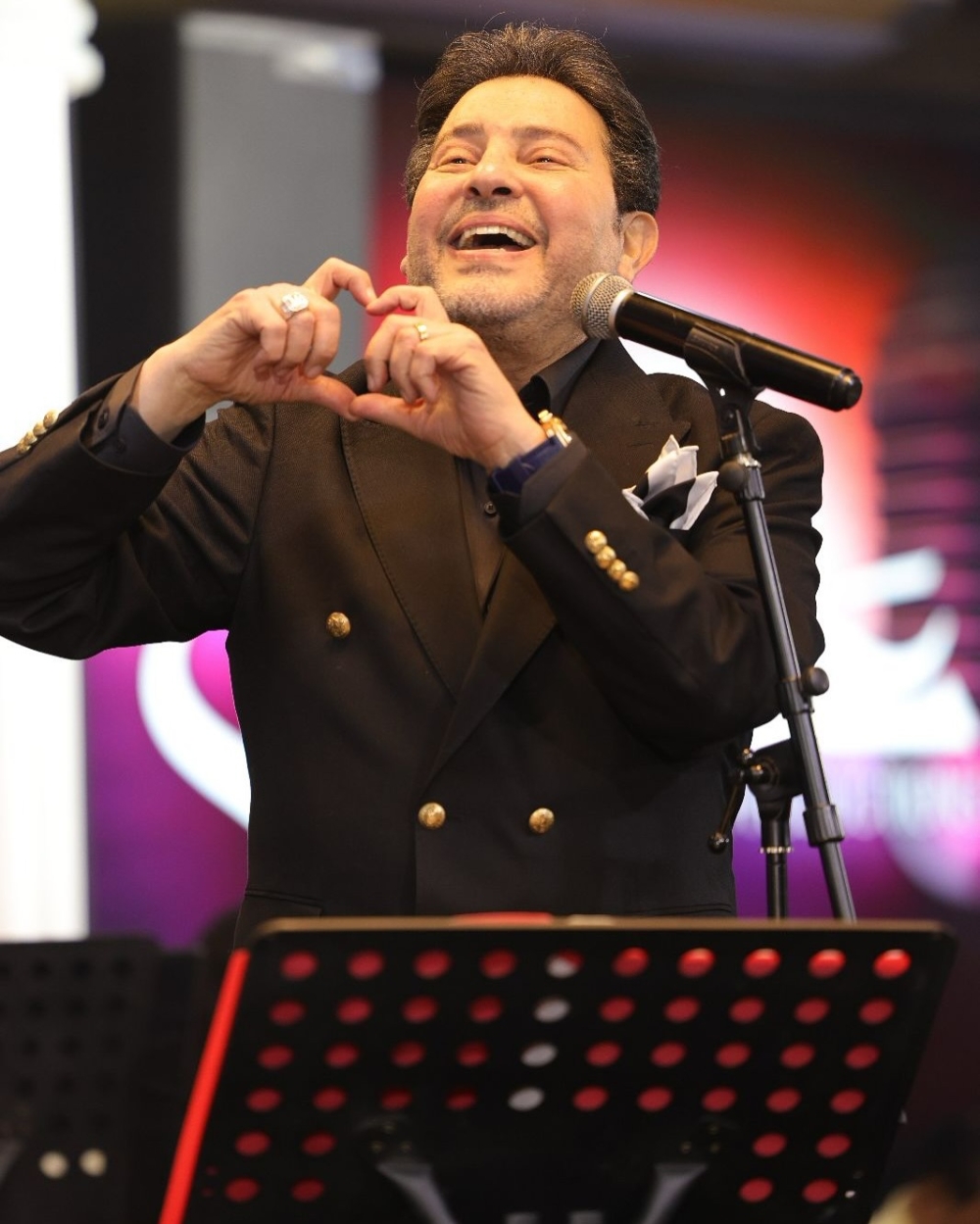 هل تعرض هاني شاكر لانتكاسة بعد جراحة العمود الفقري؟ نادية مصطفى تجيب