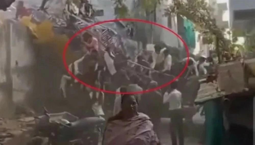 انهيار أرجوحة يترك 14 طفلاً بين الحياة والموت