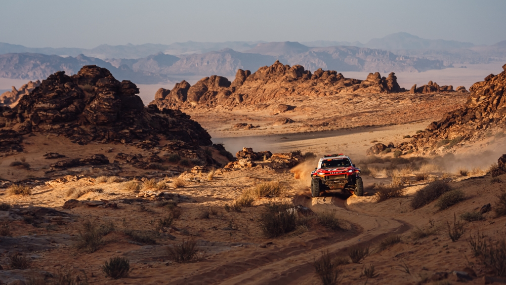 ناصر العطية يخطف صدارة الترتيب العام في داكار السعودية.. والمتسابقون يتمتعون بإجازةٍ غداً