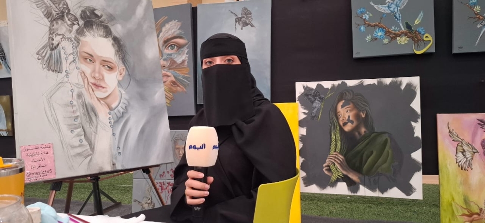 تشكيلية تعيد تعريف السريالية عبر عيون الطيور وأحلام الأطفال بالأحساء