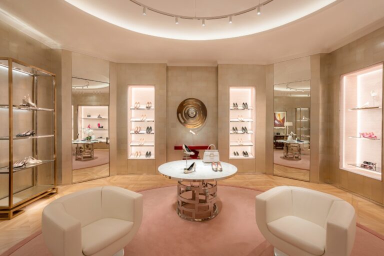 ‎ Roger Vivier ‎تفتتح أول بوتيك لها في المملكة العربية السعودية ‏في ‏‎‎ Kingdom Centreالرياض