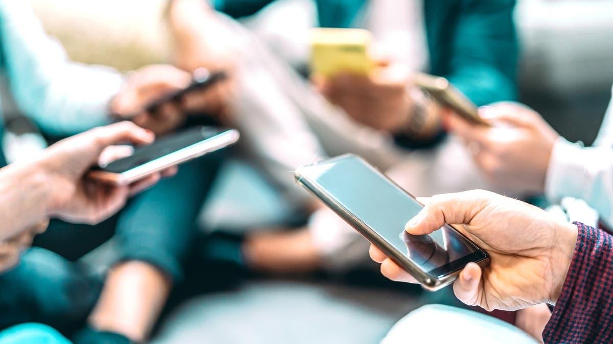 ترفع الدوبامين وتضعف الانتباه.. احذر من مخدرات رقمية داخل هاتفك