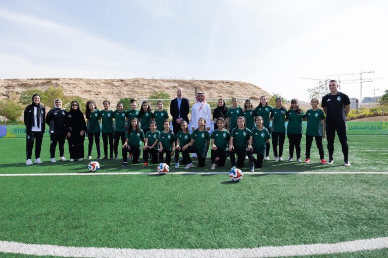 الأمير ويليام يلتقي فريق كرة قدم للفتيات في الرياض ويستعرض مهاراته في الألعاب الإلكترونية