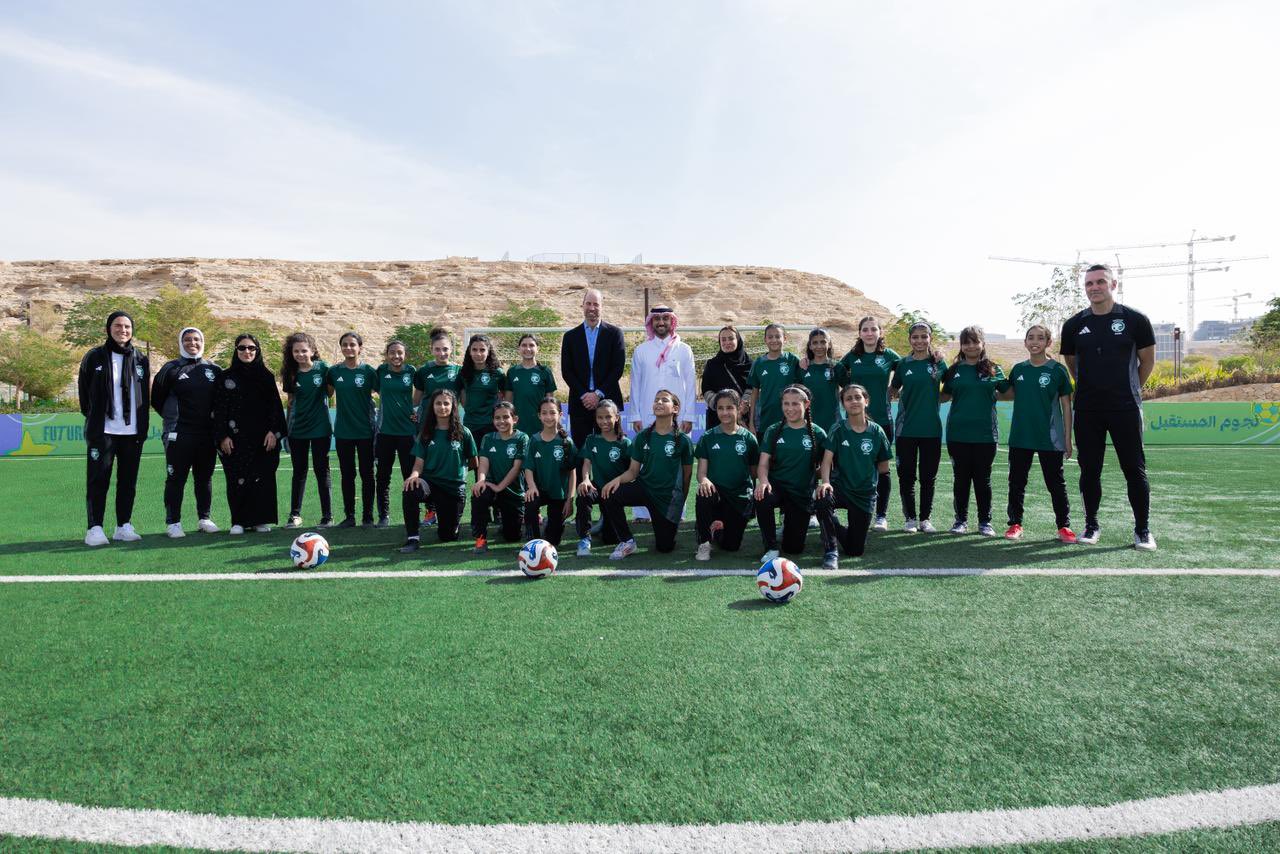 الأمير ويليام يلتقي فريق كرة قدم للفتيات في الرياض ويستعرض مهاراته في الألعاب الإلكترونية