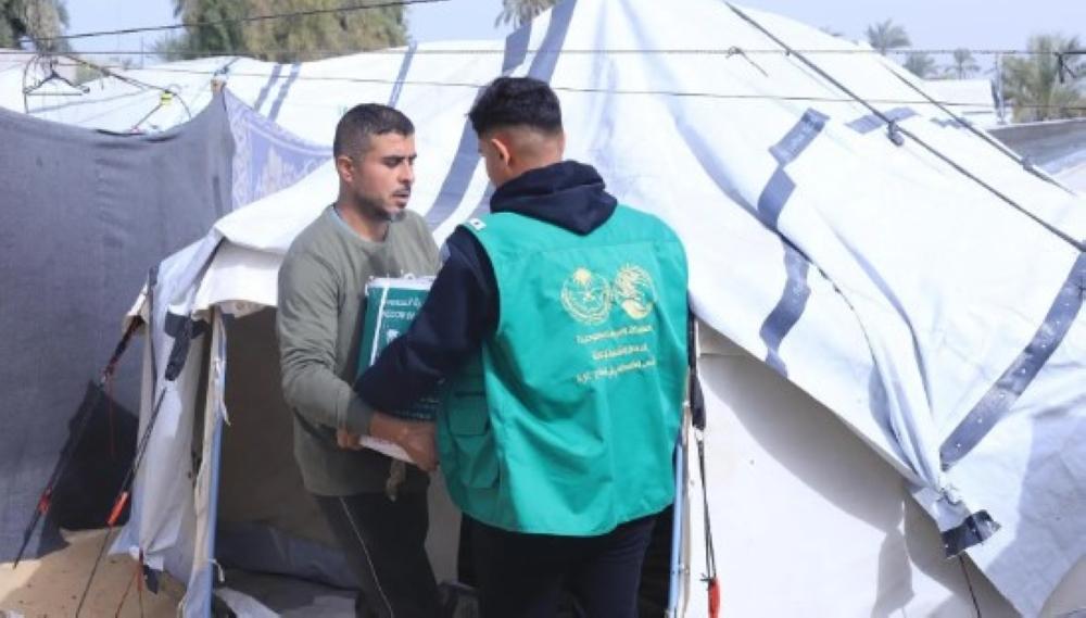 بالصور.. السعودية توزع سلالًا غذائية جديدة جنوب قطاع غزة