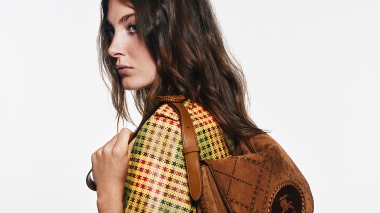 BURBERRY تطلق حملتها الخاصة بتشكيلة موسم صيف
