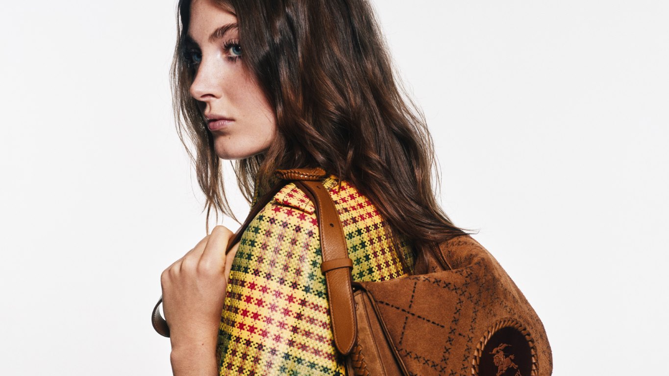 BURBERRY تطلق حملتها الخاصة بتشكيلة موسم صيف