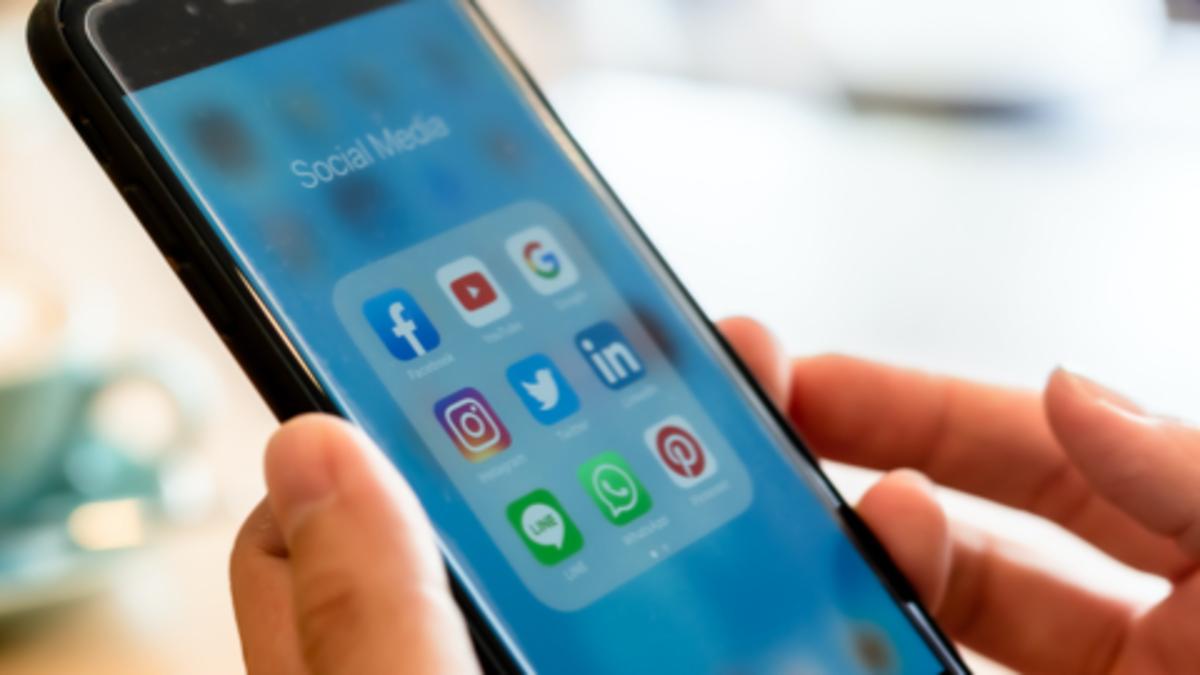 ثورة انفصال رقمي تجتاح الشباب.. هروب من الضجيج الافتراضي إلى الحياة الحقيقية