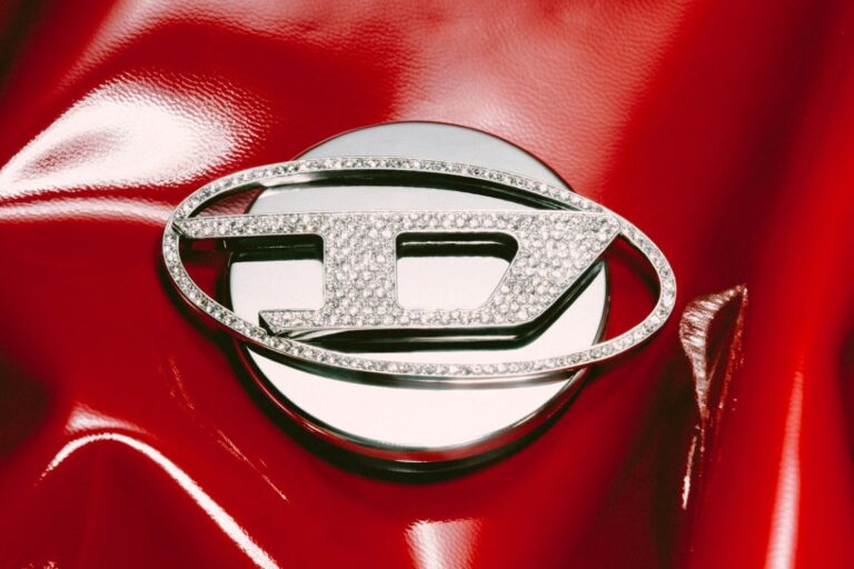 DIESEL وCASETiFY تطلقان تشكيلتهما الثانية من إكسسوارات المنتجات الرقمية