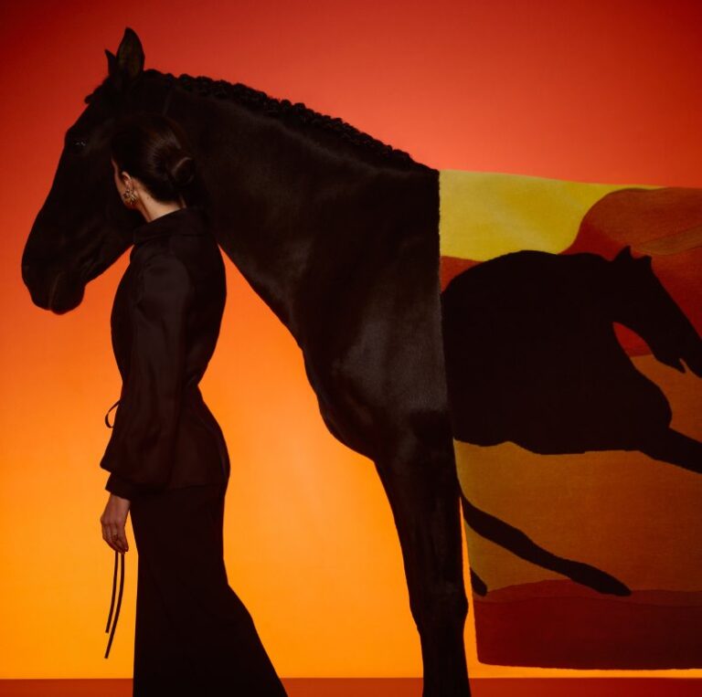 كارولينا هيريرا  تقدم ستاليون ليذر سيروكو إصدار محدود يحتفي بالحرية الجامحة