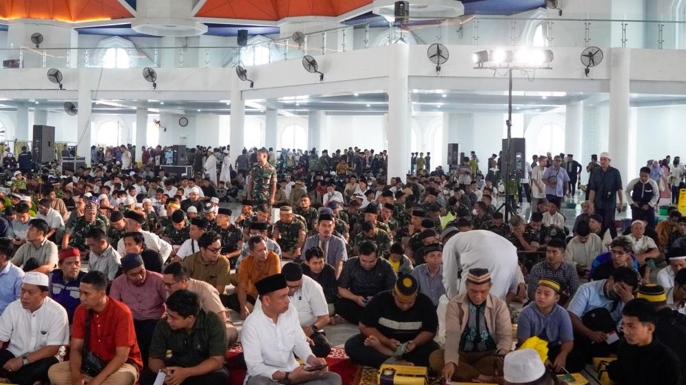“الشؤون الإسلامية” تنفذ برنامج خادم الحرمين الشريفين لتفطير 7500 صائم في إندونيسيا