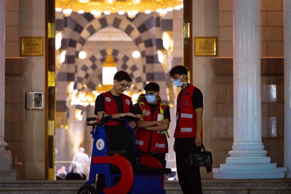 فرق الهلال الأحمر تعيد النبض لمريض إندونيسي في رحاب المسجد النبوي