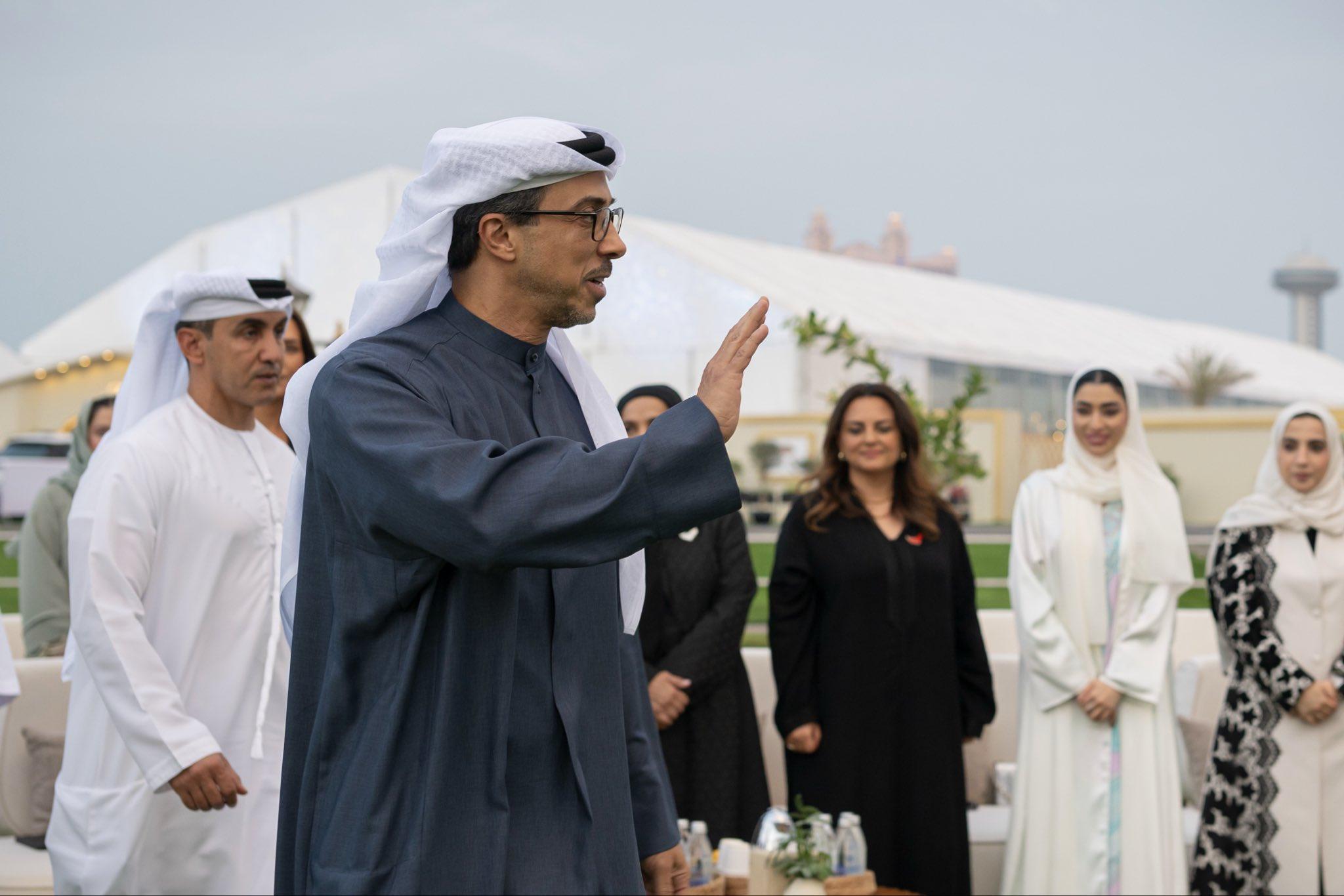 منصور بن زايد يشارك ممثلي الشؤون الإسلامية والأوقاف والزكاة والقطاع المصرفي والقيادات الإعلامية مأدبة الإفطار الرمضانية