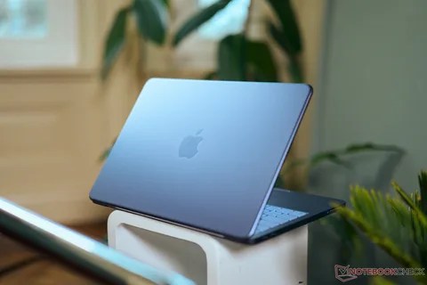 حاسوب MacBook Neo من أبل يجذب عملاء جددا رغم قيوده التقنية