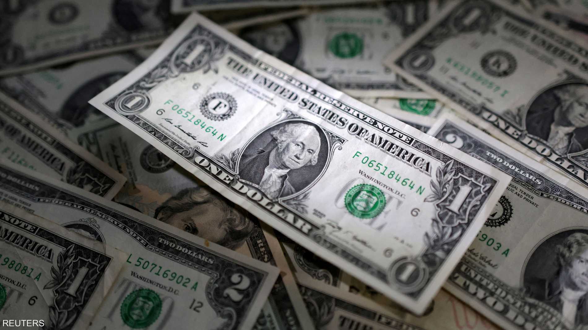 الدولار يستعيد مكانة الملاذ الآمن مع التوتر بعد قصف إيران