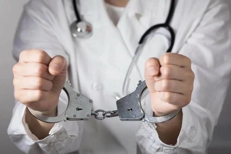 السجن 20 عاماً لطبيب مغربي يقود عصابة اغتصاب