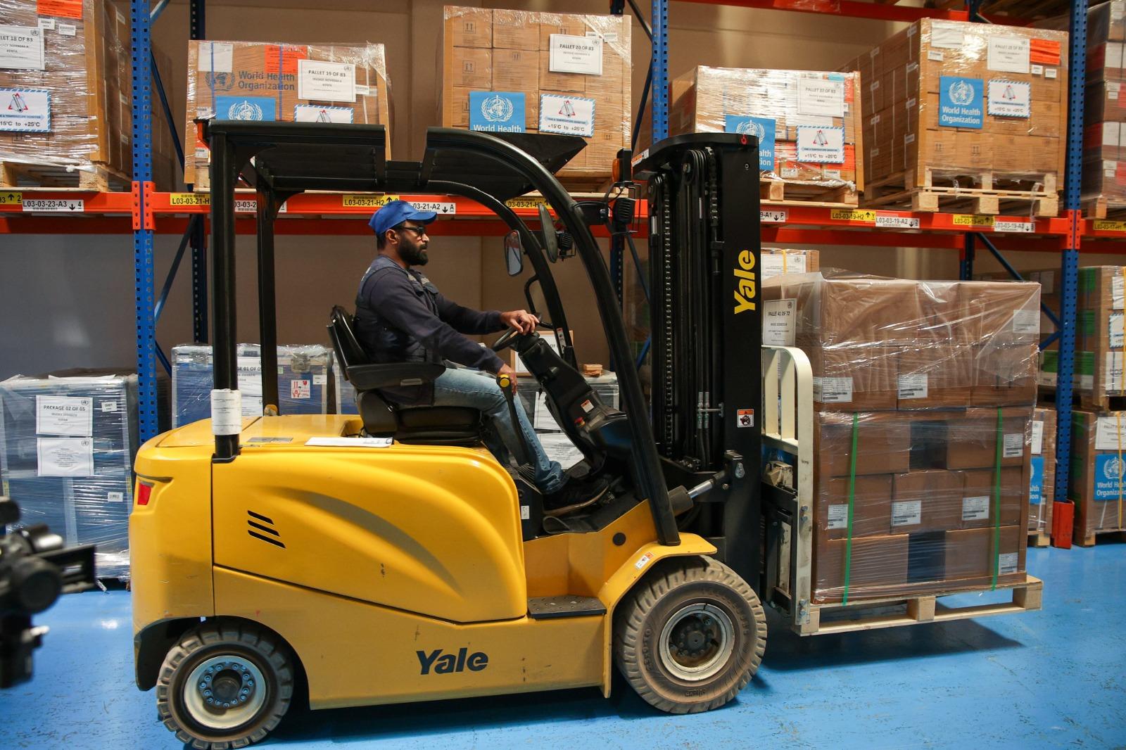 دبي الإنسانية تنقل شحنة مساعدات طبية حيوية لمنظمة الصحة العالمية إلى غزة