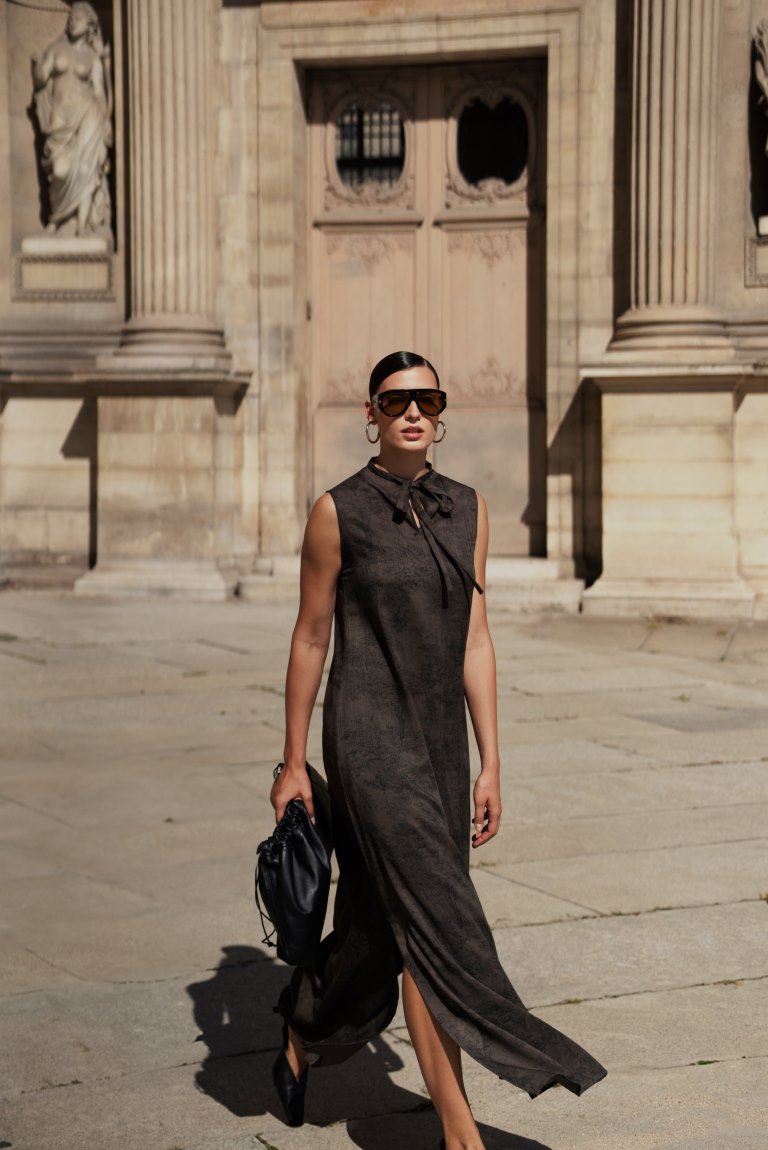 المصممة العُمانية أمل الرئيسي تكشف عن مجموعة "بورتريه للنعومة المعاصرة"