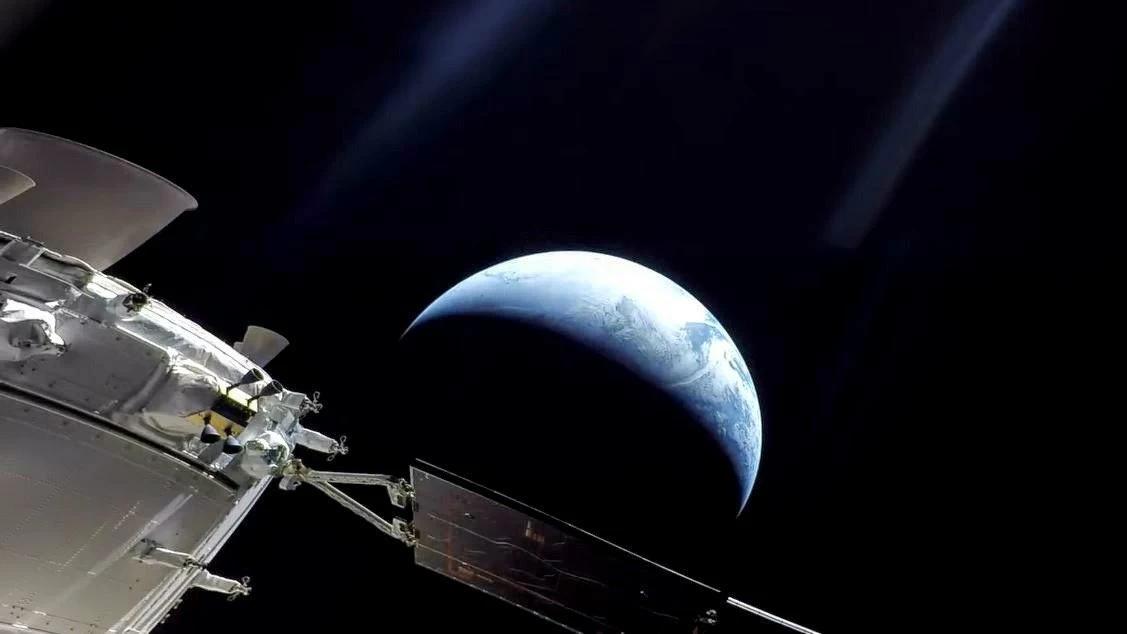 هل نلغي الرحلة ونرتدي البدلات؟.. لحظة مرعبة لرواد أرتميس 2 بعد عبور نقطة «اللا عودة»