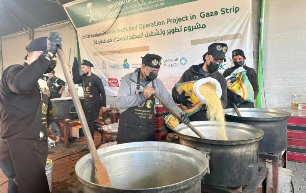 صور.. مركز الملك سلمان يوزع 23880 وجبة غذائية ساخنة في غزة