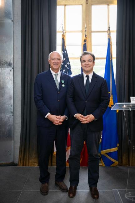 رالف بوتشي يتسلّم‎ ‎وسام الفنون والآداب