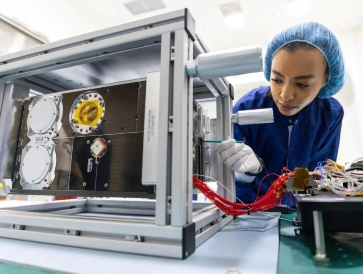 السعودية تعلن نجاح إطلاق القمر الصناعي “شمس” لدراسة طقس الفضاء