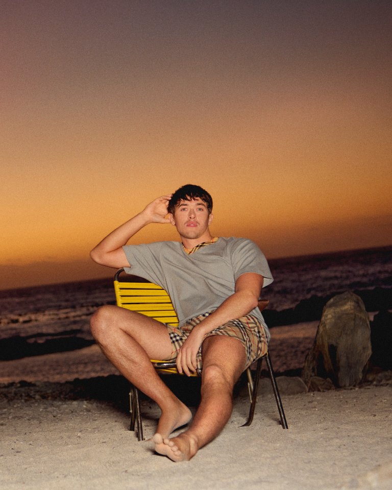 Burberry تكشف عن تشكيلتها من الأزياء الراقية لموسم صيف