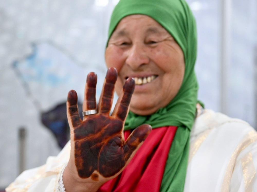 نقوش الحناء تُزيّن أيادي الحاجات في طريقهن من المغرب إلى مكة