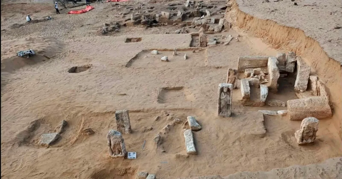 مصر.. الكشف عن شواهد قبور وتوابيت أثرية بمنطقة تل الدير في دمياط