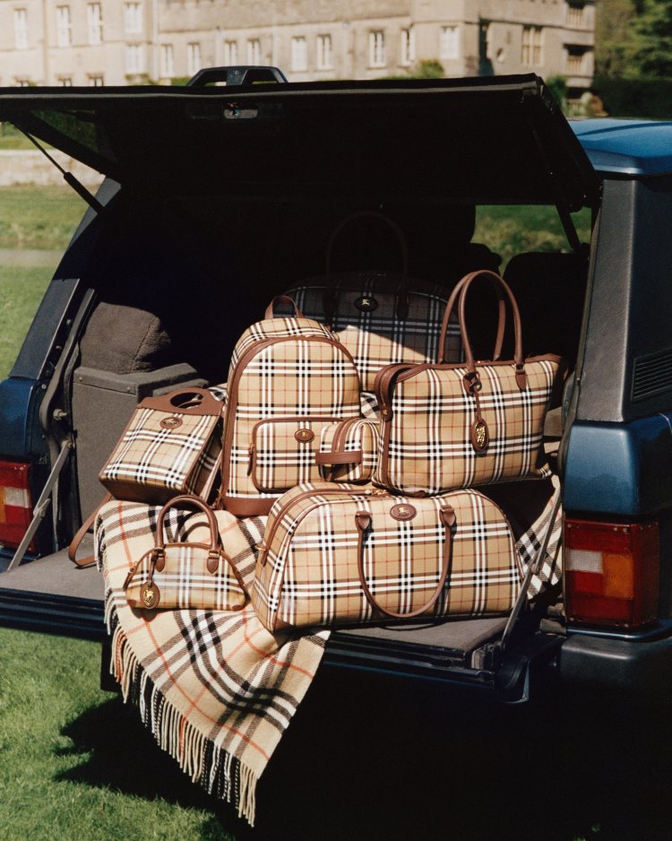Burberry تكشف عن حملة ترويجية مستوحاة من الريف البريطاني بمشاركة Moses Martin