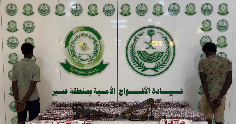القبض على مخالفين لتهريب 109,950 قرصًا خاضعًا للتداول الطبي بعسير
