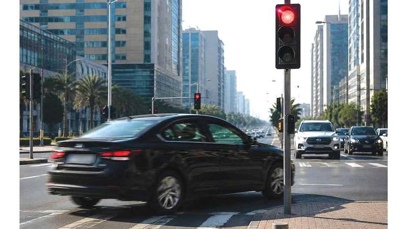 شاب يتجاوز الإشارة الحمراء.. ويتسبب في إتلاف مركبة