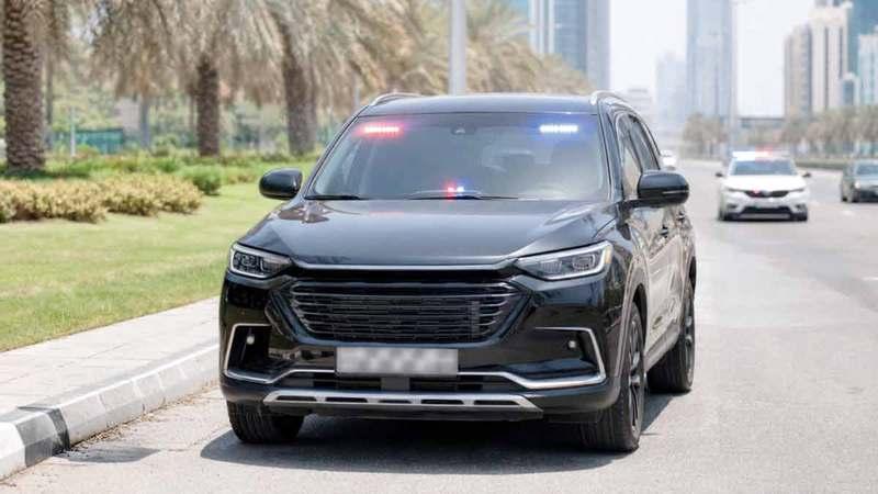 حبس متهمَين بتزويد مركبة بأنظمة طوارئ من دون ترخيص وقيادتها