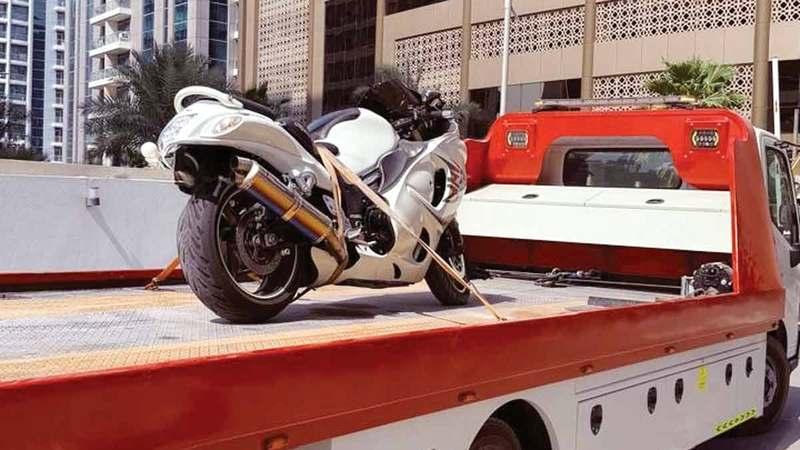 شرطة دبي تضبط سائق درّاجة نارية قادها بسرعة 290 كم/ساعة