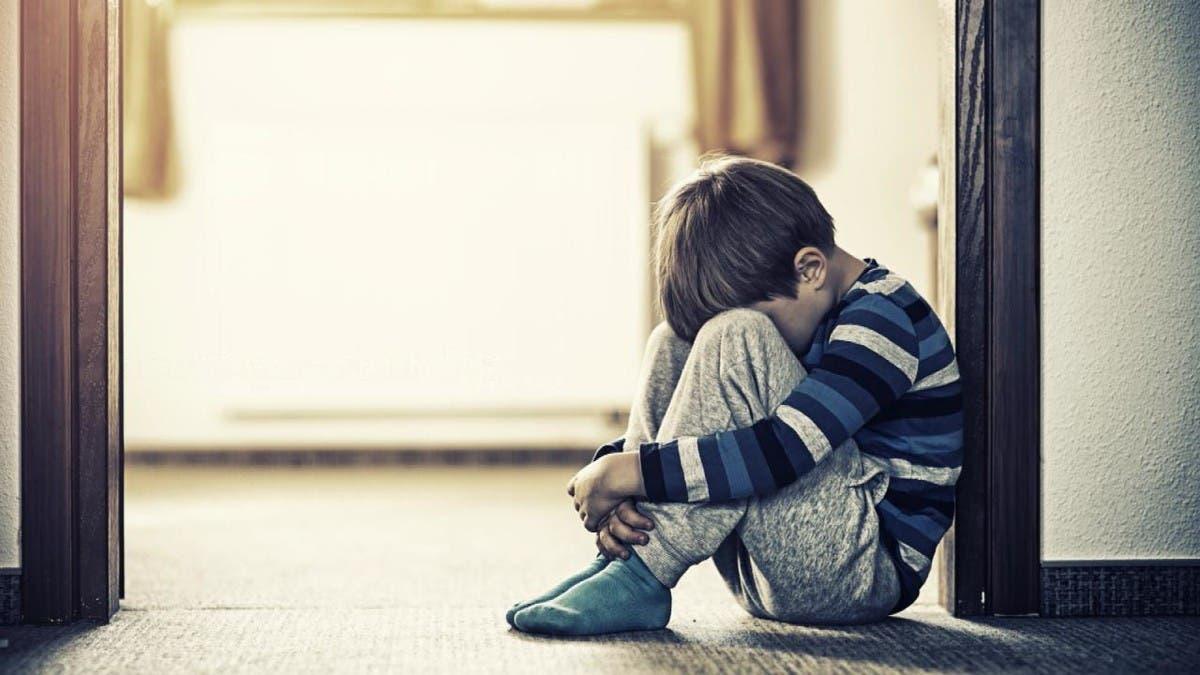صدمات الطفولة قد تعيد تشكيل الدماغ وتقلل الإحساس بالمتعة