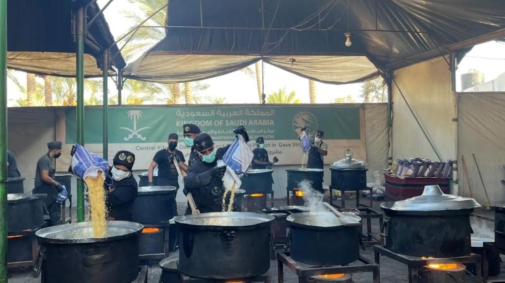لـ 25 ألف فرد.. “الملك سلمان للإغاثة” يواصل توزيع الوجبات في غزة