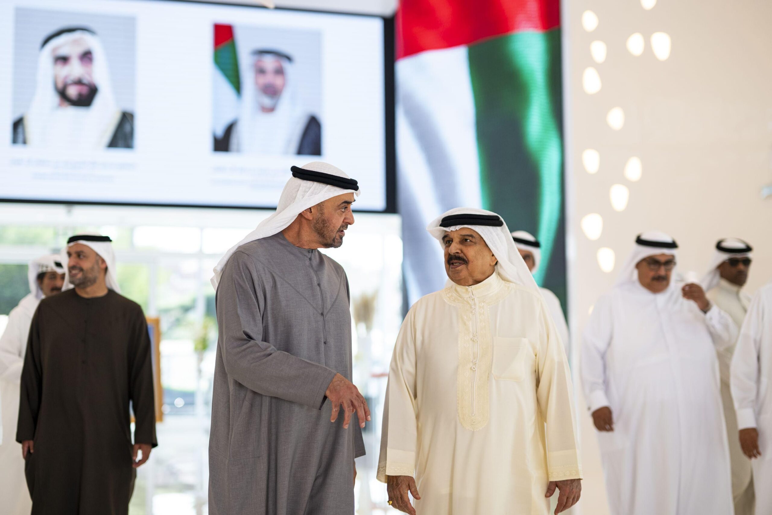 رئيس الدولة وملك البحرين يبحثان العلاقات الأخوية والتطورات الإقليمية
