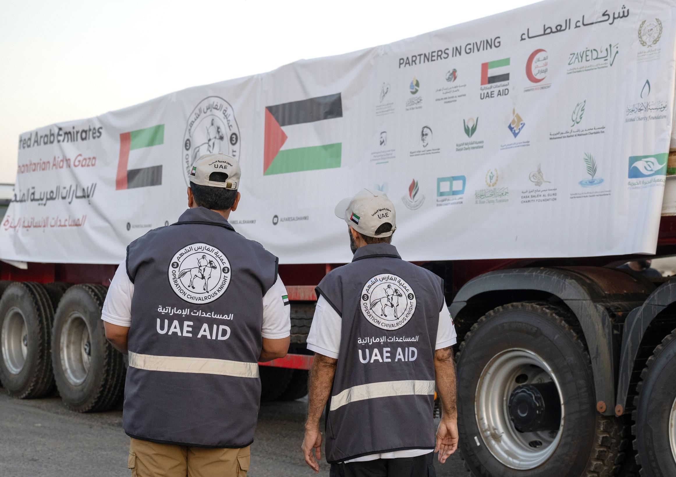5 قوافل إماراتية محمّلة بـ 800 طناً من المساعدات الإنسانية تدخل غزة