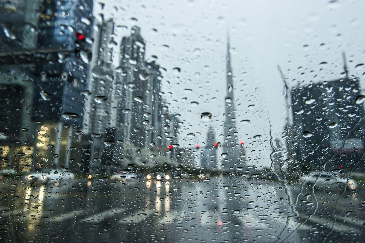 طقس الإمارات غداً.. صحو إلى غائم جزئياً مع تكون سحب ركامية يصاحبها سقوط أمطار