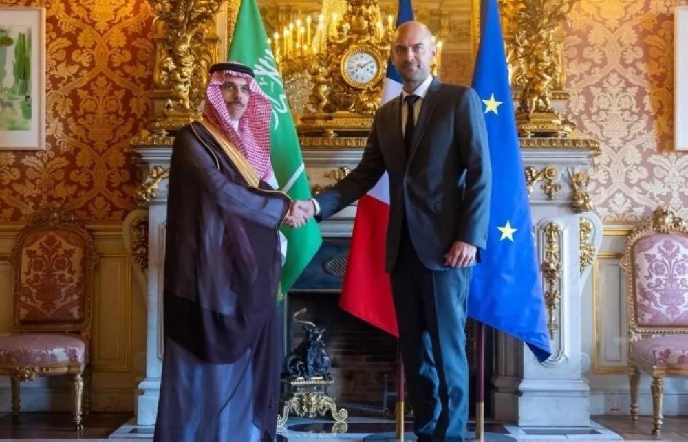 وزير الخارجية ونظيره الفرنسي يستعرضان سبل تعزيز العلاقات