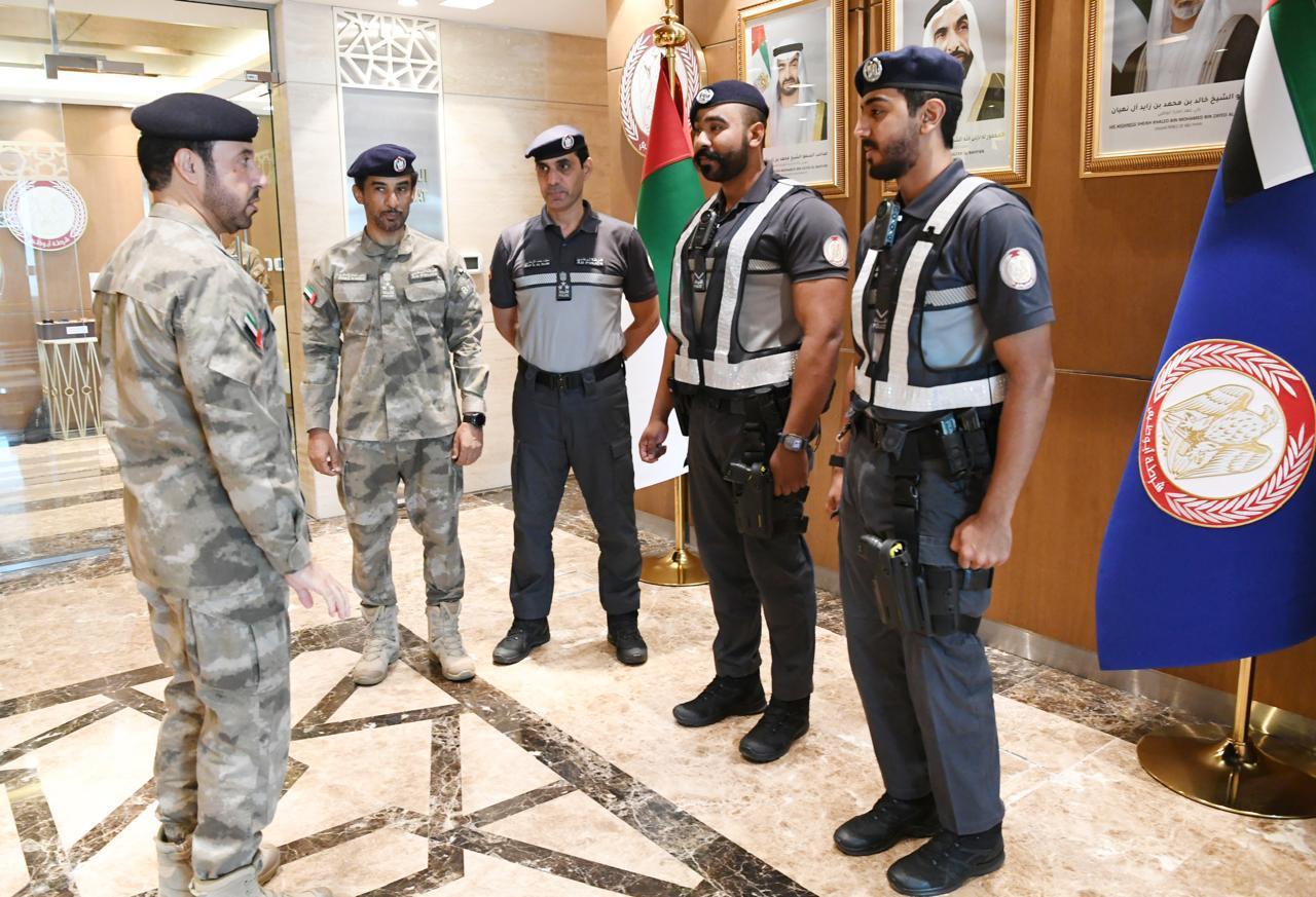 قائد عام شرطة أبوظبي يكرّم اثنين من منتسبي الدوريات الأمنية لجهودهما الإنسانية في خدمة المجتمع