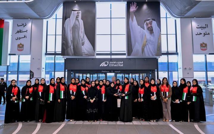 30 إماراتية من ثلاثة أجيال يجتمعن على متن قطار الاتحاد احتفاءً بيوم المرأة الإماراتية