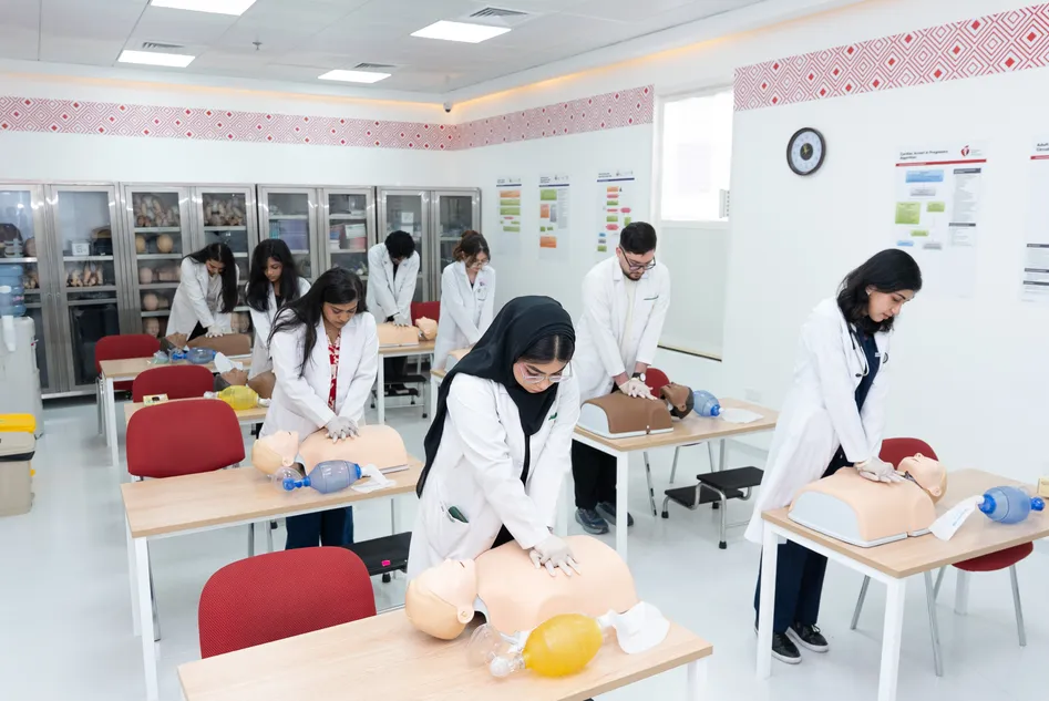 مسار ثومبي الدولي لدراسة الطب (MD): خطط دفع وأقساط مرنة وطريق مباشر للإتحاق ببرامج الإقامة الطبية في رومانيا