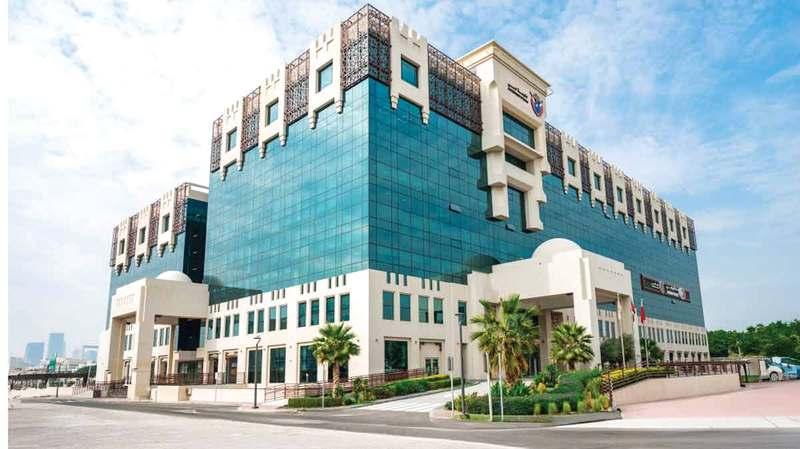 الرجوع إلى الخلف دون انتباه يكلف سائقاً غير مرخص 2000 درهم