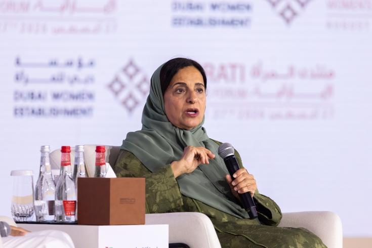لبنى القاسمي تستعرض محطات بارزة من مسيرتها وتجاربها في العمل الحكومي والدبلوماسي