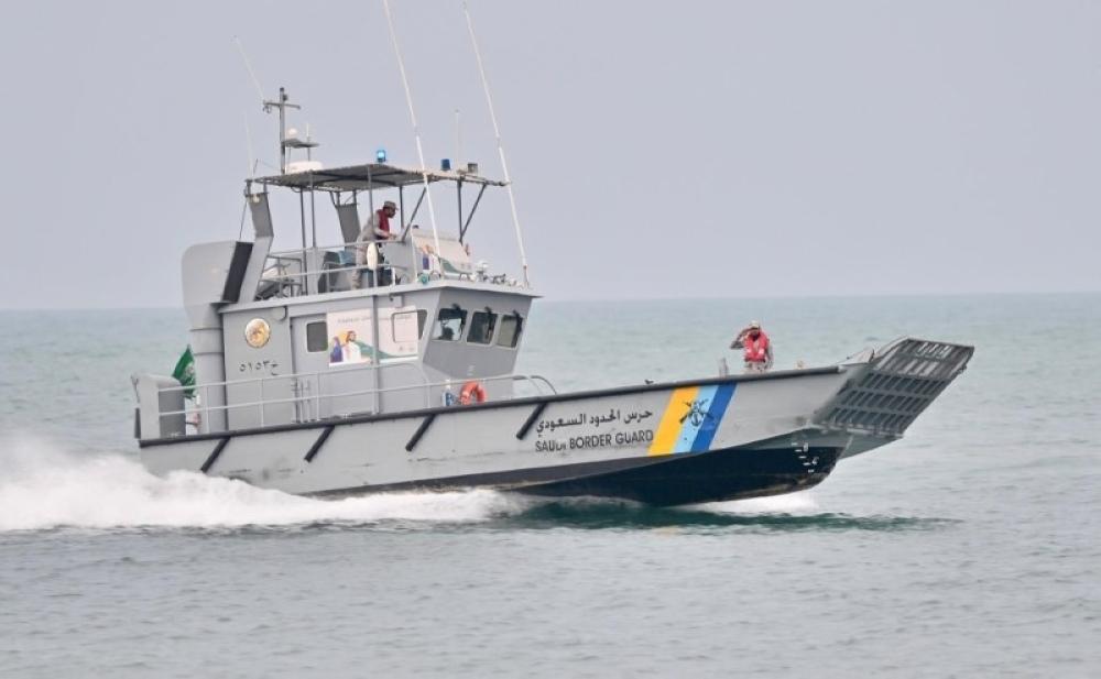 حرس الحدود ينفذ مبادرة لتنظيف قاع البحر في منطقة جازان