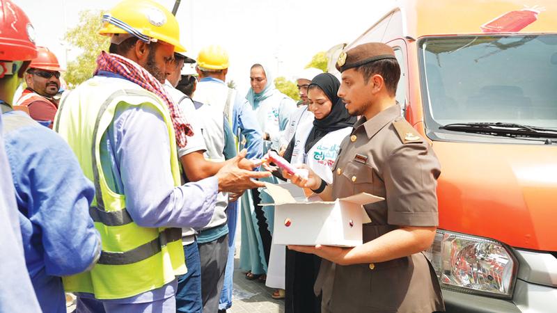 «إقامة دبي» توزّع 58 ألف عبوة مياه باردة وعصائر ومثلجات على العمال