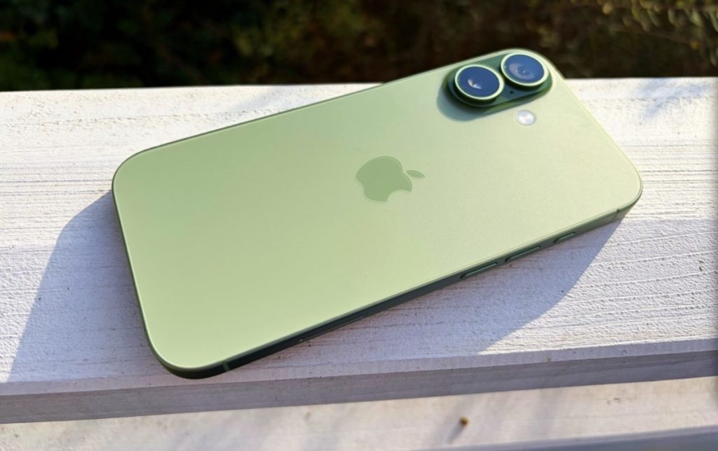 iPhone 17 يتصدر قائمة أكثر الهواتف شعبية عالميًا وGalaxy S26 Ultra يقترب بقوة
